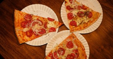 Pizza em fatia grande no estilo nova-iorquino, especialidade da El Toro Pizza Slice NY, na Vila Morumbi, em Campo Grande.