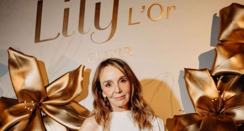 Atriz Philippine Leroy-Beaulieu na campanha do perfume Lily L’Or Elixir do Boticário.
