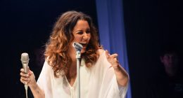 Cantora Maria Rita durante apresentação da turnê Redescobrir Vol. 2, que chega a Campo Grande em novembro.