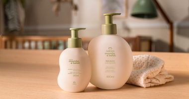 Produtos Natura Mamãe e Bebê em embalagens de 400 ml, incluindo shampoo, sabonete líquido e hidratante corporal.