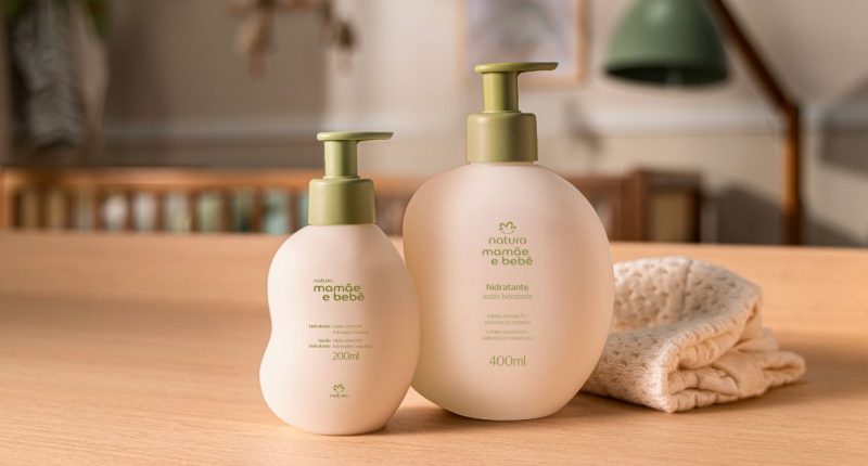 Produtos Natura Mamãe e Bebê em embalagens de 400 ml, incluindo shampoo, sabonete líquido e hidratante corporal.