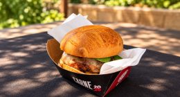 Hambúrguer Nostra Suíno Burger, preparado com blend suíno, mussarela, rúcula, mostarda e mel.