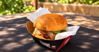 Hambúrguer Nostra Suíno Burger, preparado com blend suíno, mussarela, rúcula, mostarda e mel.