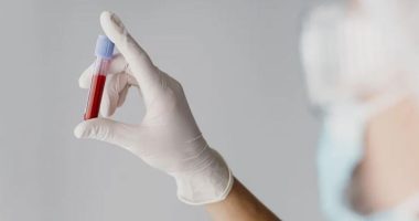 Profissional de saúde realizando coleta de sangue para exame laboratorial, ilustrando novo teste associado ao Alzheimer.