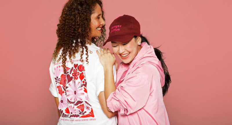 Produtos da linha Avon Por Elas lançada durante o Outubro Rosa.