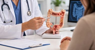 Médico conversa com paciente sobre exames preventivos e rastreamento do câncer de intestino pelo SUS.