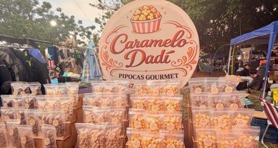 Dádiva Pavão, criadora da Caramelo Dadí Pipocas Gourmet, durante feira em Campo Grande.