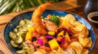Poke Maresias do Chez Rejala, preparado com salmão, manga, camarão empanado e ingredientes tropicais para o Bar em Bar 2026.
