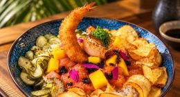 Poke Maresias do Chez Rejala, preparado com salmão, manga, camarão empanado e ingredientes tropicais para o Bar em Bar 2026.