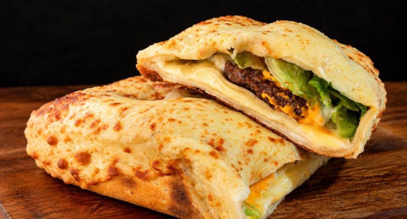 Pizza X-Burger da Fornalha Pizzaria, com dois hambúrgueres, queijo e massa de pizza, participante do Bar em Bar 2026.