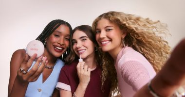 Tendências de blush com efeitos natural, sunburn e tons de figo.