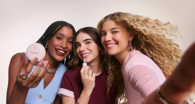 Tendências de blush com efeitos natural, sunburn e tons de figo.