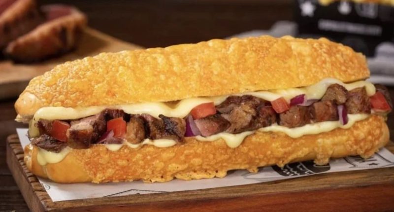 Sanduíche Tradicional Picanha de O Paulistinha, com tiras de picanha, queijo, vinagrete e maionese defumada na baguete artesanal.